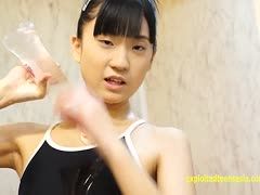 Girl aus Japan wichst ihre Muschi