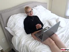 Blonde Stiefmama beim Doggyfick im Bett