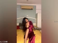 Amateurin mit schwarzem Haar macht sich vor der Webcam nackig