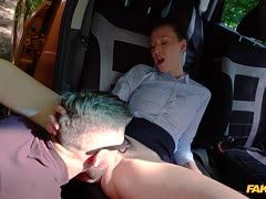Geile Fahrlehrerin lutscht und reitet ihren Schüler im Auto